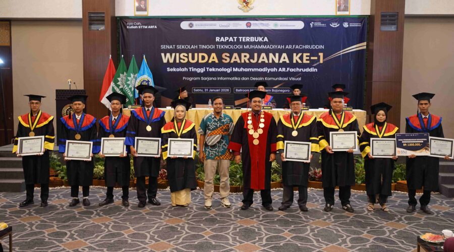 wisudawan STTM AR Fachruddin